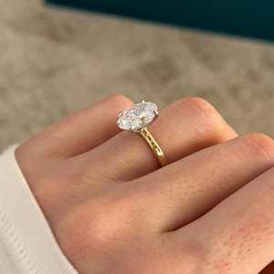 Anillo de Compromiso con Diamante Ovalado de 3 Quilates E VVS2, Anillo Delicado de Dos Tonos con Diamante Ovalado Cultivado en Laboratorio, Oro Amarillo de 14K y 18K, Certificado IGI - Product Image 2