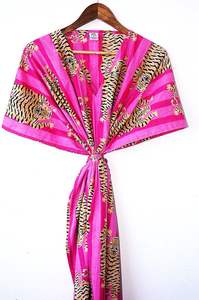 Robe longue au sol caftan imprimé tigre pour femme avec impression numérique à la taille naturelle - Product Image 2