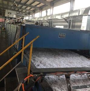 Fibres courtes de polyester recyclé écologiques pour oreillers et couvertures, 100 % flocons de bouteilles PET recyclées, 32 mm - 102 mm, blanc brut - Product Image 5