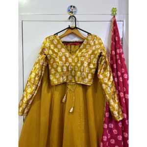 Lehenga Choli de Satén de Diseño para Navratri, Tela de Satén con Trabajo de Espejos Reales y Cintura Natural - Product Image 4