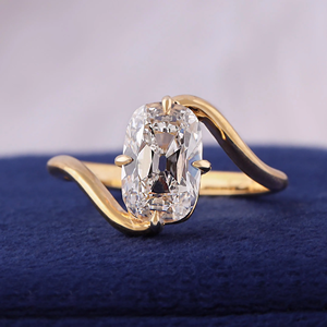 Bague de fiançailles classique en or jaune avec diamant taille coussin pour femme - Product Image 1