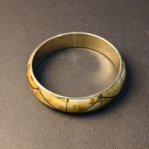 Bracelet en os sculpté à la main avec doublure intérieure en laiton – Motif chevron ethnique – Artisanat durable - Product Image 5