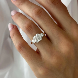 Anillo Trilogía con Diamante de Laboratorio Redondo y Corte Cojín, Calidad IGI D-E-F VVS-VS, Oro 14K, Oro Rosa, Oro Blanco, Plata, Inventario B2B - Product Image 1