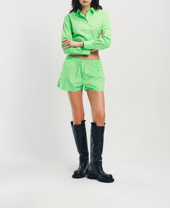 Shorts rayés vert vif pour femme, taille haute élastique, légers et confortables, style streetwear, fabriqués au Pakistan à bas prix - Product Image 3
