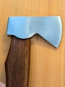Hacha de alta calidad de grado industrial, hecha a medida, con funda de cuero y mango de madera, cabeza de acero de alto carbono de 3 pulgadas para partir leña, con espiga plana. - Product Image 4