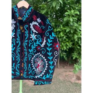 Chaqueta Corta de Mujer con Cuello Mandarín, Bordado Floral Hecho a Mano, Terciopelo Transpirable y Algodón, Diseño de Manga Larga para Otoño - Product Image 3