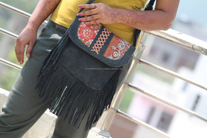 Sac à bandoulière vintage en cuir suédé style jacquard à franges - Product Image 3