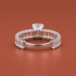 Anillo de Compromiso y Boda de Lujo en Plata S925 con Moissanita Esmeralda y Diamantes Redondos con Halo Oculto - Product Image 5