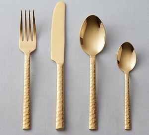 Ensemble de couverts modernes en or avec manches martelées, compatibles lave-vaisselle, pour mariage et usage en table - Product Image 1