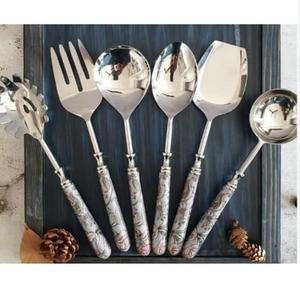 Cubertería de cocina de acero forjado a mano de alta calidad con acabado brillante, incluye cucharas de té, cuchillos, tenedores y cucharas de mesa con acabado espejado. - Product Image 3