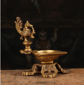 Lampe à huile traditionnelle en laiton avec poignée en forme de paon, pour les occasions de pûja et les fêtes, disponible à prix de gros. - Product Image 3