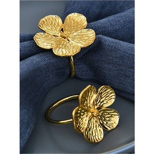 Anillo para Servilletas de Acero Inoxidable con Diseño de Hoja de Monstera Dorada, Ecológico, Duradero y Elegante, Accesorio de Mesa para Bodas y Fiestas - Product Image 3