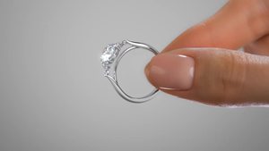 Anillo de compromiso solitario de oro macizo de 14k/18k con diamante ovalado cultivado en laboratorio de corte East-West, calidad VS1, VVS1, para mujer. - Product Image 5