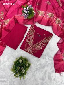 Seda romana de la mejor calidad con bordado y trabajo manual, buti y cuello recto, kurti-pantalón, dupatta con estampado digital a precio de mayorista. - Product Image 4