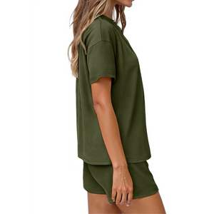ชุดลำลองผู้หญิงสองชิ้น เสื้อยืดคอวีแขนสั้นทรงหลวมและกางเกงขาสั้นเอวสูง ชุดฤดูร้อน ขายส่ง ผู้ผลิต OEM - Product Image 3