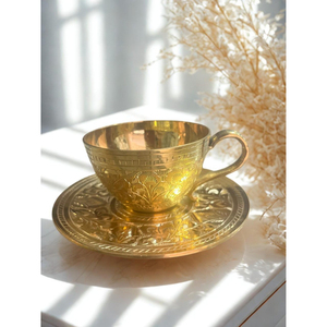 Taza y platillo de té y café con diseño en relieve en color oro latón, calidad exclusiva, taza y platillo para servir té a bajo precio. - Product Image 3