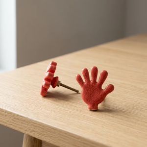 Poignée de tiroir en résine et bois en forme de main, rouge, fantaisie, pour commode et armoire, design contemporain, installation facile, perles - Product Image 1