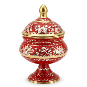Cremeras de Latón Esmaltado Rojo con Patrón Ornamental en Oro Blanco y Base de Pedestal para Decoración Tradicional y Suministro al por Mayor - Product Image 1