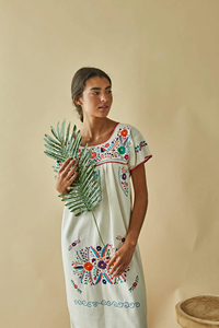 Vestido midi de algodón blanco bordado a mano estilo mexicano para mujer, elegante, con cuello cuadrado y mangas cortas, informal. - Product Image 3