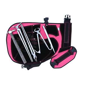 Kit d'outils de fermeur équin pour le ferrage avec tablier rose, pince à tête ronde, écarteur de sabots, coupe-ongles de sabot et pince à sabots - Product Image 1
