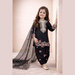 Traje Salwar de Crepé Natural con Bordado Intenso y Lentejuelas, con Dupatta de Seda Organza, Completamente Cosido, Ropa para Niños, Fabricado por Royal Export - Product Image 1