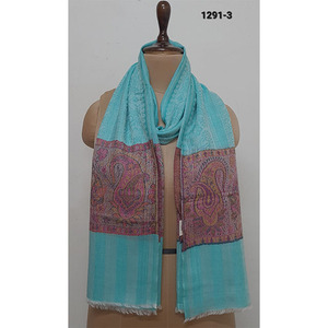 Châle ou écharpe en laine mérinos jacquard à bordure Kani - Product Image 1
