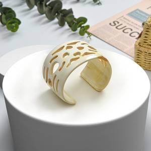 Bracelet moderne en corne de bœuf naturelle et en corne de buffle véritable de Perfect Enterprises, cadeau pour elle, fabriqué en Inde - Product Image 2