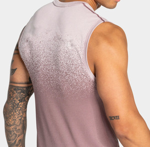 Conjunto de 2 piezas para hombre al por mayor: camiseta sin mangas y pantalones cortos cargo en contraste - Transpirable, ideal para entrenamiento informal - Atuendo premium para el gimnasio - Product Image 3