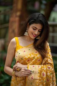 Sari de Seda Banarasi Amarillo Premium, Tejido Tradicional con Zari Dorado, Diseño Floral Butta, Prenda Étnica de Lujo para Bodas Indias de Invierno - Product Image 2