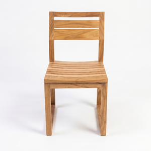 Chaise d'appoint moderne en teck Mykonos de Woodbury Furniture avec un design élégant de pieds en sabre, écologique et durable pour une utilisation en intérieur/extérieur - Product Image 3