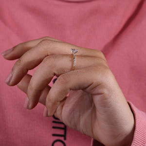 Bague de fiançailles en diamant rond cultivé en laboratoire certifié IGI avec style à trois pierres en or massif 18 carats pour cadeau de mariage ou d'anniversaire - Product Image 4