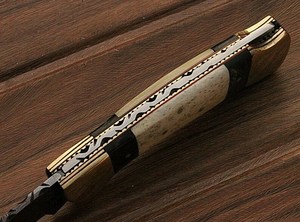 Couteau pliant artisanal en acier Damas avec manche en os et corne, embouts en laiton et détails décoratifs, lames pliantes lisses - Product Image 2