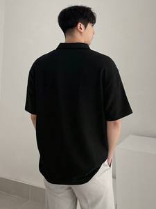 Polo de Hombre con Estampado de Letras en Tela Texturizada Negra, Verano - Product Image 2