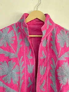 Chaqueta de algodón rosa fuerte para mujer, bordada con motivos Suzani, estilo bohemio, floral, hecha a mano, con cuello alto, prenda exterior étnica corta. - Product Image 3