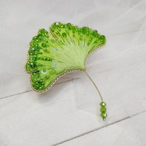 Elegante Pin de Solapa con Cuentas Hecho a Mano con Detalles Bordados para Trajes de Negocios, Blazers y Ropa Formal - Product Image 2