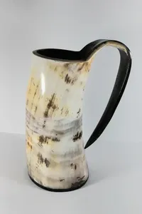 Mug à boire en corne de buffle gravé sur mesure, avec un design authentique de type tankard viking, surface polie à la main, toucher réel - Product Image 5