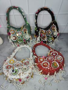 Bolso de Mano Batua con Borlas y Perlas Bordadas, Estilo Tradicional Indio para Bodas y Fiestas, Forma de Media Luna - Product Image 2