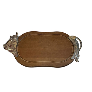 Bandeja ovalada de madera natural de alta calidad con elegantes asas de metal plateado con detalles de toro para uso en el hogar, hoteles y restaurantes. - Product Image 1