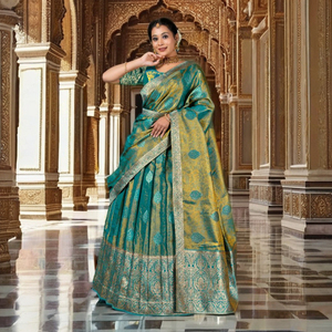 ชุดเลเฮนกาโชลีผ้าไหมบานาราซีพร้อมลวดลายทออย่างประณีต ขอบผ้าแบบดั้งเดิมที่สวยงาม ดีไซน์เสื้อที่สง่างาม และผ้าคลุมไหล่เข้าชุด - Product Image 1