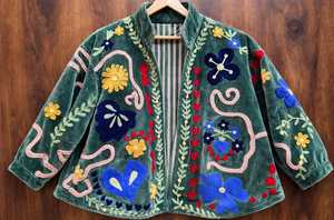 Veste en velours brodée Suzani, véritable œuvre d'art populaire, motif floral fait main, manteau pour femme, blazer hippie d'hiver - Product Image 3