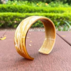 Bracelet manchette large en corne de buffle naturelle, fait main, bijou original en corne naturelle, largeur 3 cm - Product Image 2