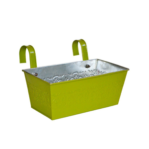 Jardinière suspendue en tôle avec revêtement en poudre verte Finition Design floral en relief Forme rectangulaire pour la décoration de jardin - Product Image 1