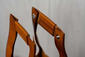 Imra Impex - Elegante Porta Vino de Cuero de Lujo con Correa, Duradero, Impermeable, Protector contra el Polvo, Funda de Regalo para Vino - Product Image 5