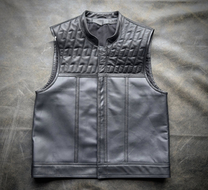 เสื้อกั๊กหนังสไตล์คลับสำหรับขี่มอเตอร์ไซค์ โดดเด่นด้วยตัวเสื้อที่เจาะรูและลายเย็บแบบเพชร - Product Image 1