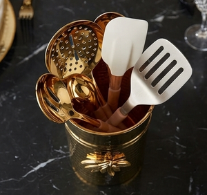 Porte-couverts minimaliste en métal martelé doré, organisateur d'ustensiles cylindrique sur pied pour la vaisselle de cuisine - Product Image 3