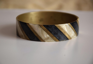Brazalete de resina acrílica de calidad premium, joyería elegante para niñas y mujeres a los precios más bajos. - Product Image 2