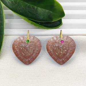 Colgante de Piedra Preciosa Tallada en Forma de Corazón de 20 MM, Piedra Lunar de Chocolate - Proveedor de Joyería con Dijes de Corazón Chapados en Oro - Product Image 1