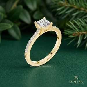 Anillo Solitario de Diamante Cultivado en Laboratorio con Forma de Princesa, con Acentos de Oro Amarillo y Piedras Laterales con Micropavé, Joyería Fina Clásica para Mujer - Product Image 3