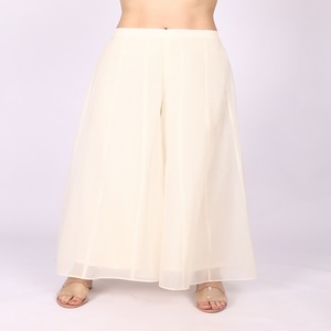 Ensemble Sharara 3 pièces de style ethnique moderne pour femmes, avec broderies et sequins faits main, tenue tendance - Product Image 2