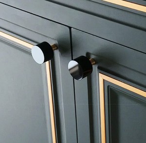 Bouton de meuble décoratif en laiton finition dorée, poignée de quincaillerie élégante pour cuisine, design martelé, pour commodes et armoires - Product Image 4